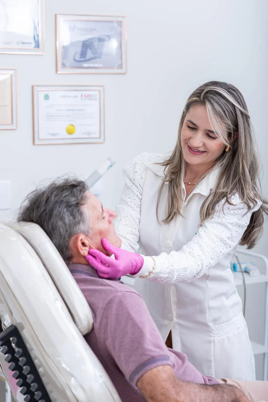 Gisele Cordeiro durante atendimento facial